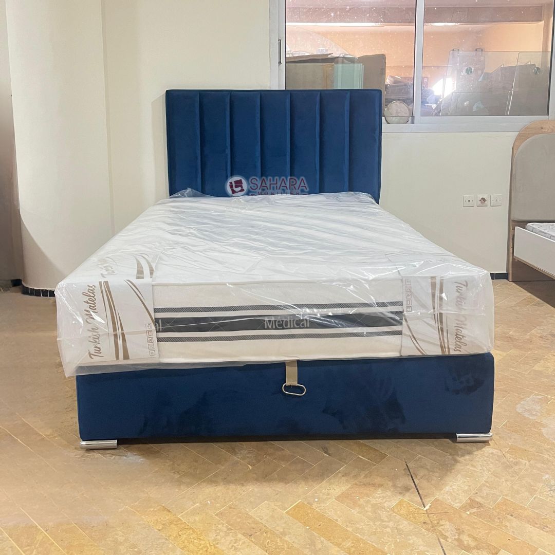 lit revêtu en tissu deux places avec rangement, exposé d'un showroom avec matelas
